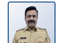 “सेटिंग” नहीं, सीधी कार्रवाई होगी। कुरार पुलिस स्टेशन के वरिष्ठ पुलिस निरीक्षक संजीव तावड़े और पुलिस उप-निरीक्षक (PSI) ज्ञानेश्वर जुन्ने को रिश्वत लेते हुए एंटी करप्शन ब्यूरो (ACB) ने रंगेहाथ गिरफ्तार किया।